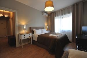 pokój hotelowy z łóżkiem i oknem w obiekcie Vatican Holiday Home w Rzymie