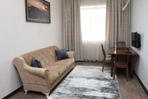 sala de estar con sofá y mesa en Classic Hotel, en Qusar