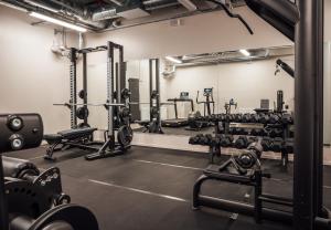 un gimnasio con mucho equipamiento en UNITY Helsinki, en Helsinki