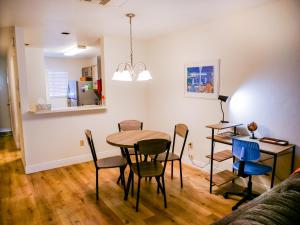 cocina y comedor con mesa y sillas en Spacious Townhome Ocala, Central Location, Newly Renovated, Pets Welcome, en Ocala
