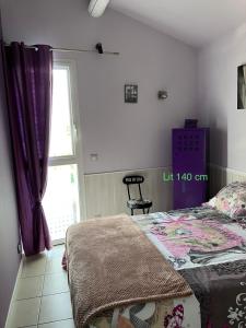 een slaapkamer met een bed en een raam bij Horte neuve in Marseillan