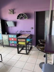 マルセイヤンにあるHorte neuveの紫の壁のダイニングルーム(テーブル、椅子付)