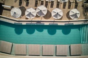 uma vista superior de uma piscina de água com guarda-sóis em Altura Hotel Zakynthos em Tsilivi