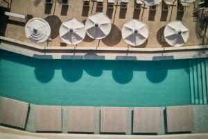 una vista aérea de una piscina de agua con sombrillas en Altura Hotel Zakynthos en Tsilivi