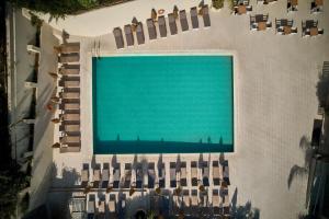 uma vista superior de uma piscina sobre uma parede em Altura Hotel Zakynthos em Tsilivi