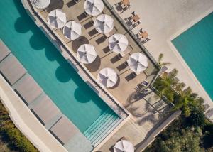Altura Hotel Zakynthos في تسيليفي: اطلالة علوية على مسبح مع مظلات