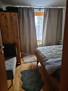 - une chambre avec un lit et une fenêtre dans l'établissement APARTMA JEREBIKA ŠT. 20, à Hočko Pohorje