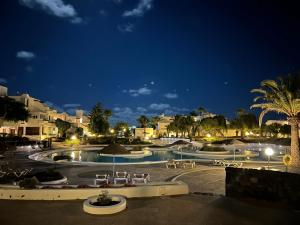 un resort con piscina por la noche en Apartamento Jameos-Los Molinos Costa Teguise, Lanzarote, en Costa Teguise