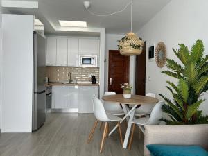 een keuken en eetkamer met een tafel en stoelen bij Apartamento Jameos-Los Molinos Costa Teguise, Lanzarote in Costa Teguise