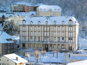 un grand bâtiment avec de la neige au-dessus dans l'établissement Appartement Barèges, 2 pièces, 5 personnes - FR-1-403-86, à Barèges