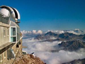 un bâtiment au sommet d'une montagne dans les nuages dans l'établissement Appartement Barèges, 2 pièces, 5 personnes - FR-1-403-86, à Barèges