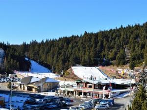 une station de ski avec un parking et une piste de ski dans l'établissement Appartement Bolquère-Pyrénées 2000, 3 pièces, 10 personnes - FR-1-592-21, à Bolquère-Pyrénées 2000