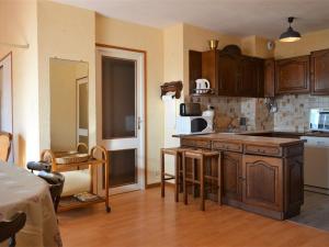 - une cuisine avec des placards en bois et un comptoir dans l'établissement Appartement Bolquère-Pyrénées 2000, 3 pièces, 10 personnes - FR-1-592-21, à Bolquère-Pyrénées 2000