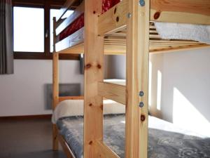 Ce lit superposé se trouve dans un dortoir doté de lits superposés. dans l'établissement Appartement Bolquère-Pyrénées 2000, 3 pièces, 10 personnes - FR-1-592-21, à Bolquère-Pyrénées 2000