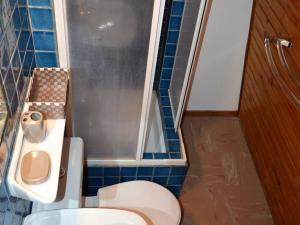 La petite salle de bains est pourvue de toilettes et d'un lavabo. dans l'établissement Appartement Bolquère-Pyrénées 2000, 3 pièces, 10 personnes - FR-1-592-21, à Bolquère-Pyrénées 2000
