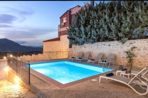 Bazén v ubytování Villa Kermes Heated Pool nebo v jeho okolí
