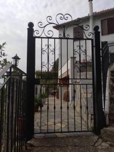 une porte menant à une maison avec un bâtiment dans l'établissement Athena's Guest House, à Stagiates