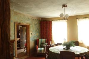 un comedor con mesa y una habitación con mesa y sillas en Przytulny dom z kominkiem en Dobiegniew
