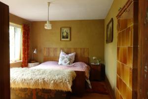 1 dormitorio con cama con almohada de gato en Przytulny dom z kominkiem en Dobiegniew