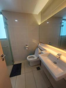 The Wisdom Apartment في كوالالمبور: حمام مع مرحاض ومغسلة ومرآة