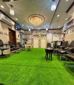 a room with chairs and a green carpet at فندق الفخامة أوركيد 1 للغرف والشقق المفروشة in Makkah