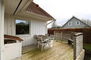 un patio con mesa, sillas y banco en Holiday home near Gothenburg and hiking trails, en Öjersjö