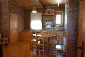 a kitchen with a table and chairs in a room at La formigana in Soto y Amío