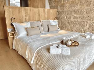 A bed or beds in a room at Torre Medieval de Queralt & Spa