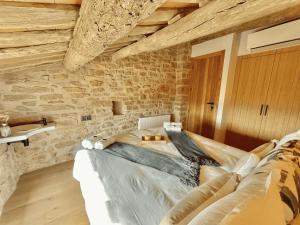 A seating area at Torre Medieval de Queralt & Spa
