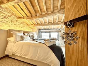 A bed or beds in a room at Torre Medieval de Queralt & Spa