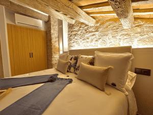 A seating area at Torre Medieval de Queralt & Spa
