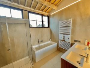 A bathroom at Torre Medieval de Queralt & Spa