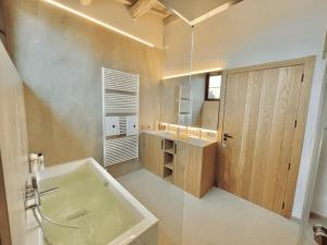 A bathroom at Torre Medieval de Queralt & Spa Még 37 kép