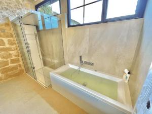 A bathroom at Torre Medieval de Queralt & Spa