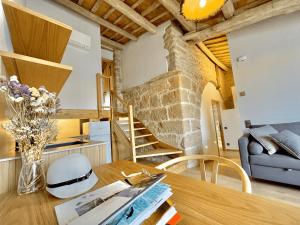 A seating area at Torre Medieval de Queralt & Spa