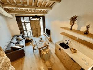 A seating area at Torre Medieval de Queralt & Spa