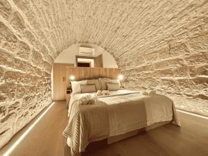 A bed or beds in a room at Torre Medieval de Queralt & Spa