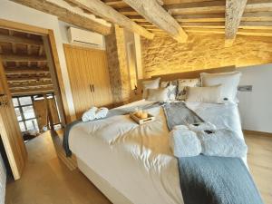 A bed or beds in a room at Torre Medieval de Queralt & Spa