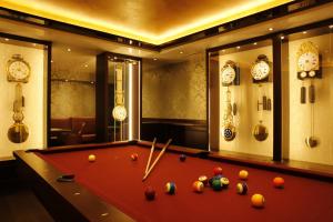 Hotel Bergblick 5 Sterne内的一张台球桌
