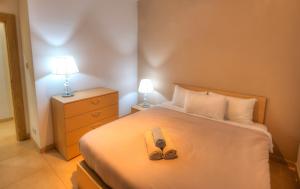 Photo de la galerie de l'établissement Beautifully finished and large apartment steps away from rocky beach DDIF1-1, à Sliema