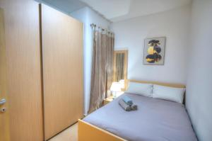 Photo de la galerie de l'établissement Beautifully finished and large apartment steps away from rocky beach DDIF1-1, à Sliema