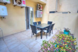 Photo de la galerie de l'établissement Beautifully finished and large apartment steps away from rocky beach DDIF1-1, à Sliema