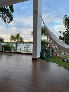 een kamer met een hangmat en uitzicht op het water bij Casa da Orla in Alter do Chao