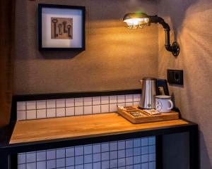 - un comptoir avec une cafetière sur une table dans l'établissement Mr. Jordaan, à Amsterdam