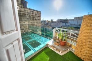 - un balcon avec un sol en verre dans un bâtiment dans l'établissement Casa Bartolo A Hidden Gem - Spacious Village Home EBAR1-1, à Lija