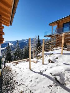 a cabin in the snow with a view at KlippitzStar in Bad Sankt Leonhard im Lavanttal