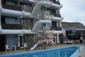 The swimming pool at or close to Apartamentos Miriam