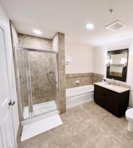 een badkamer met een douche en een wastafel bij Mountain Creek Resort at Appalachian Hotel - Pool & Hot Tub in Vernon Township