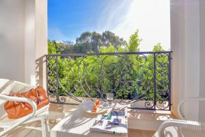 a balcony with a view of a garden at Le Jardin de Lina in La Marsa
