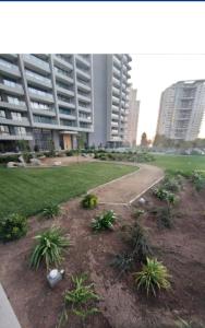 un parque en una ciudad con edificios altos en Hermoso Departamento dunas de concon, en Concón